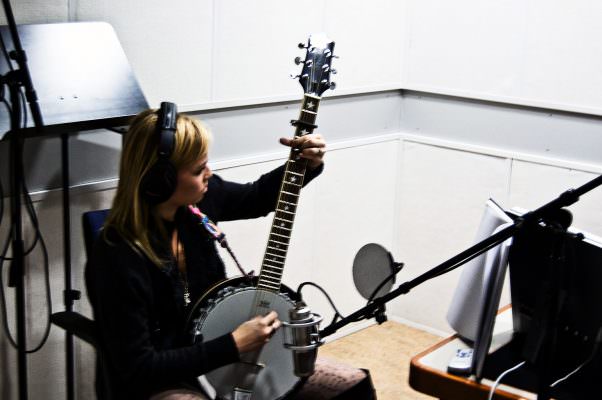 Sofia Talvik playing the banjo for on the new EP
